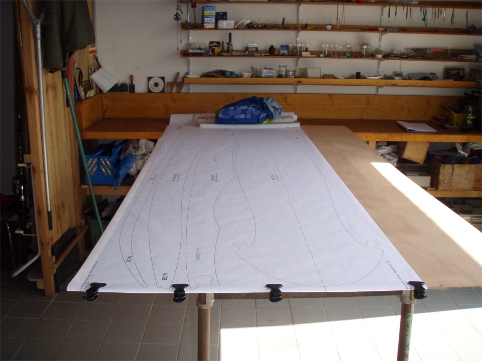 Charly m'envoie de Douarnenez les premières photos de la construction de son Matunuck : voici les plans échelle 1 fixés sur la feuille de contreplaqué marine. Le tracé est transféré en piquant à travers le papier. 