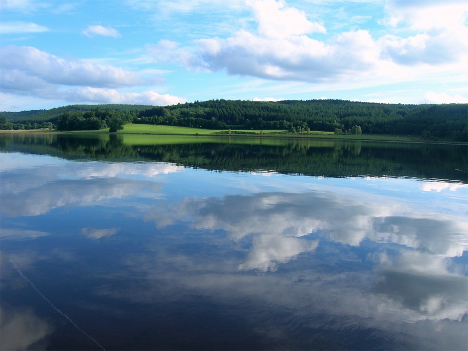 Vue du lac de Saint-Agnan. Commentaires de Claude : "Saint -Agnan 150 ha, un peu encaissé en allant vers la digue. Sable et mise à l'eau .