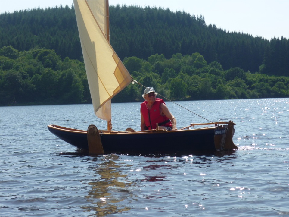 Avis aux amateurs : Claude vend sa prame norvégienne, visible ici sur le lac de Saint-Agnan, été 2010. 