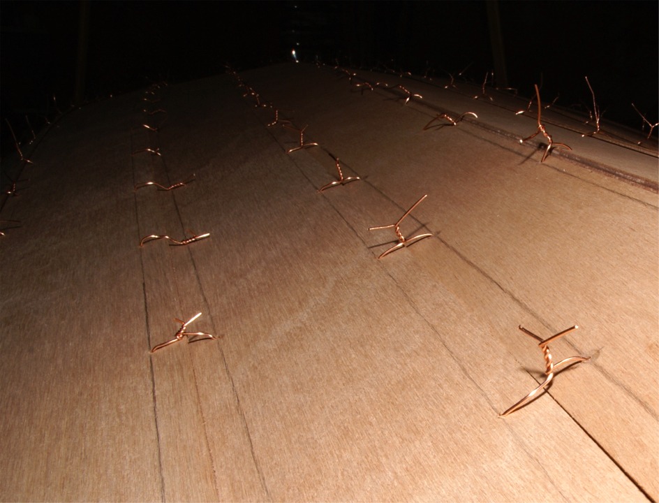 Petit aperçu des rangées de sutures sur la surface extérieure de la coque en cours de montage. 