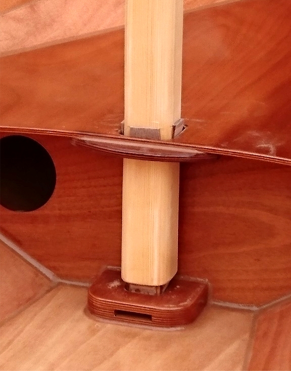 L'épaisseur des cales de bois dur doit être ajustée à la ponceuse à bande jusqu'à ce que le mât repose bien sur le fond de son emplanture. 