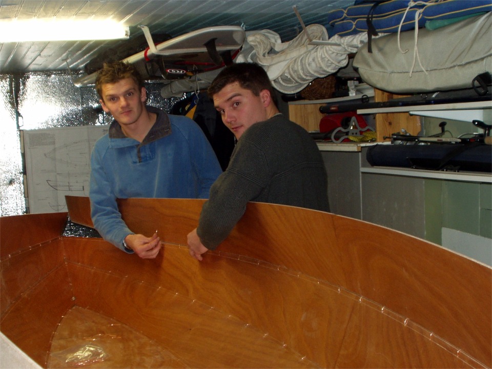 Et encore un Skerry, cette fois-ci en Vendée. Denis associe ses deux fils à la construction : les voici occupés à suturer le carreau. 