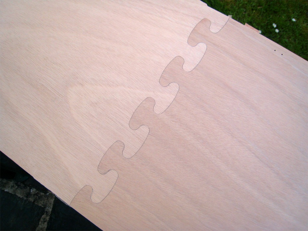 Franck m'envoie les 5 images suivantes de la construction de son Wood Duck Double. Ici c'est le joint-puzzle de l'un des panneaux de fond. Franck écrit : "J'ai vraiment apprécié les joints puzzle (quelle facilité par rapport aux scarfs !), si bien ajustés que je les ai simplement collés par la tranche sans stratifier." 
