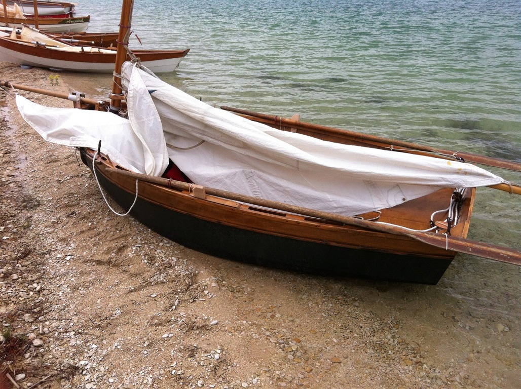 Le MOA, dessiné et construit par Philippe : un bateau qui fournille d'idées intéressantes et qui permet notamment à son skipper de dormir à bord.