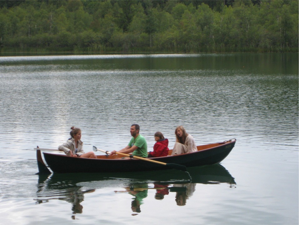 Jean-David nous envoie les trois photos suivantes des navigations estivales de son Skerry "Piff". Ici sur le lac de Vouglans.