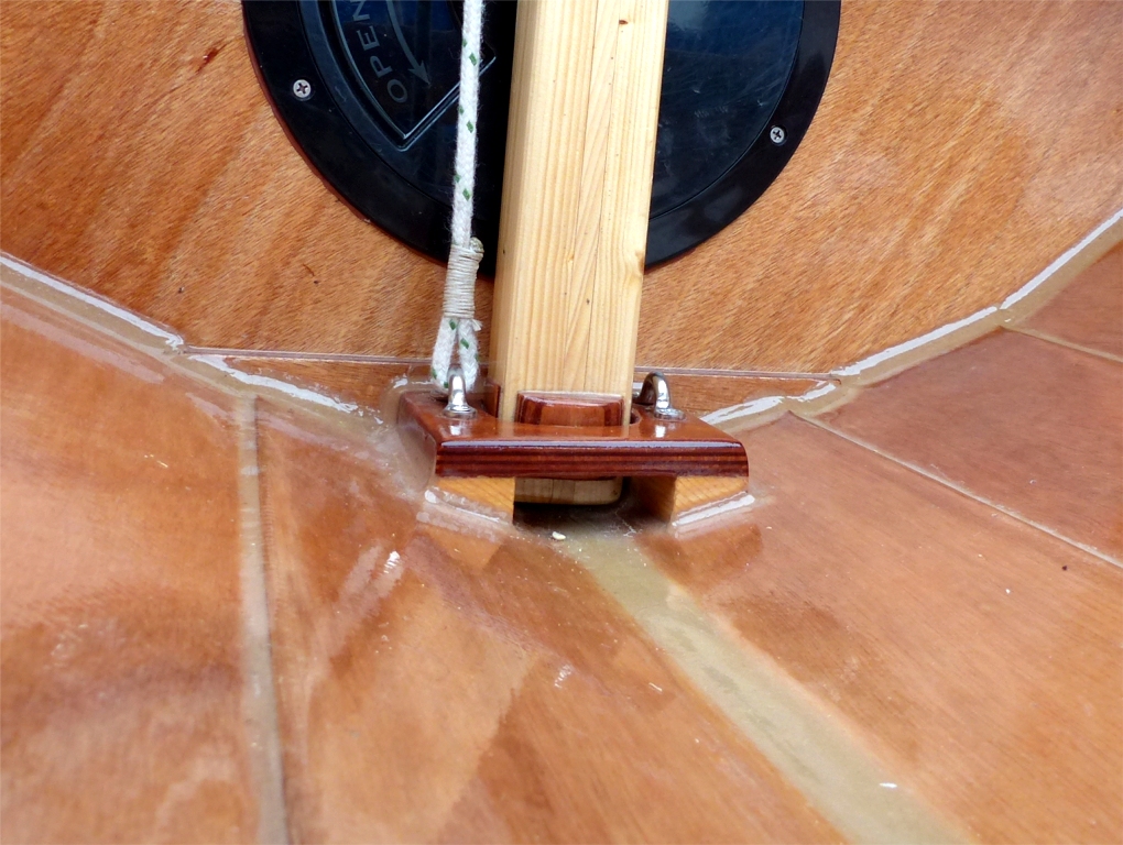 J'ai fait une série de photos de détails d'aménagement et de gréement de la Yole de Chester à voile. Voici tout d'abord le bas du mât avec le renvoi du capelage du palan d'amure au pontet inox vissé sur le coté du pied de mât afin de renvoyer l'effort où la compression du mât l'annule. 