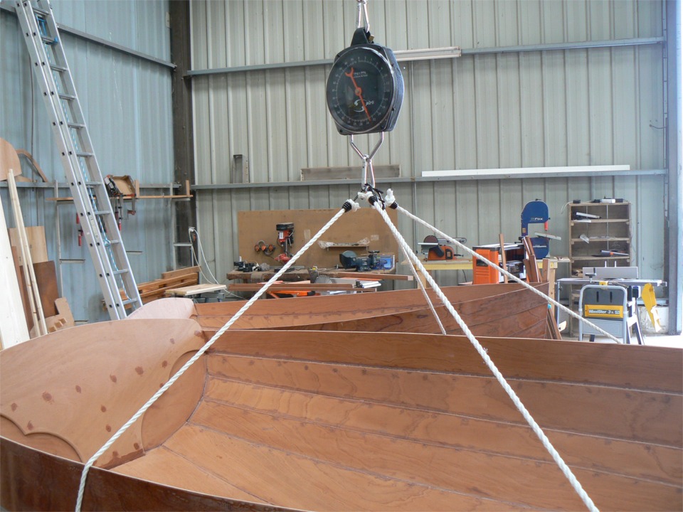 7 juin : Pesage de la coque nue : moins de 23kg. Le bateau fini doit tenir dans le devis de 35kg. 