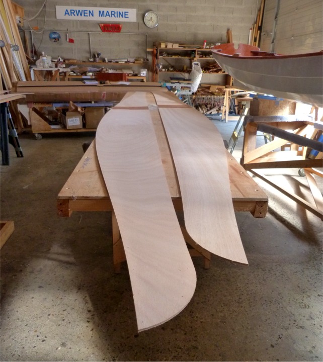 J'ai ouvert le kit de Wood Duck Double que je vais construire avec un autre Pierre la semaine qui vient, ainsi qu'un SailRig : deux flotteurs en cousu-collé qui seront connectés au Wood Duck par deux bras en bois moulé. 