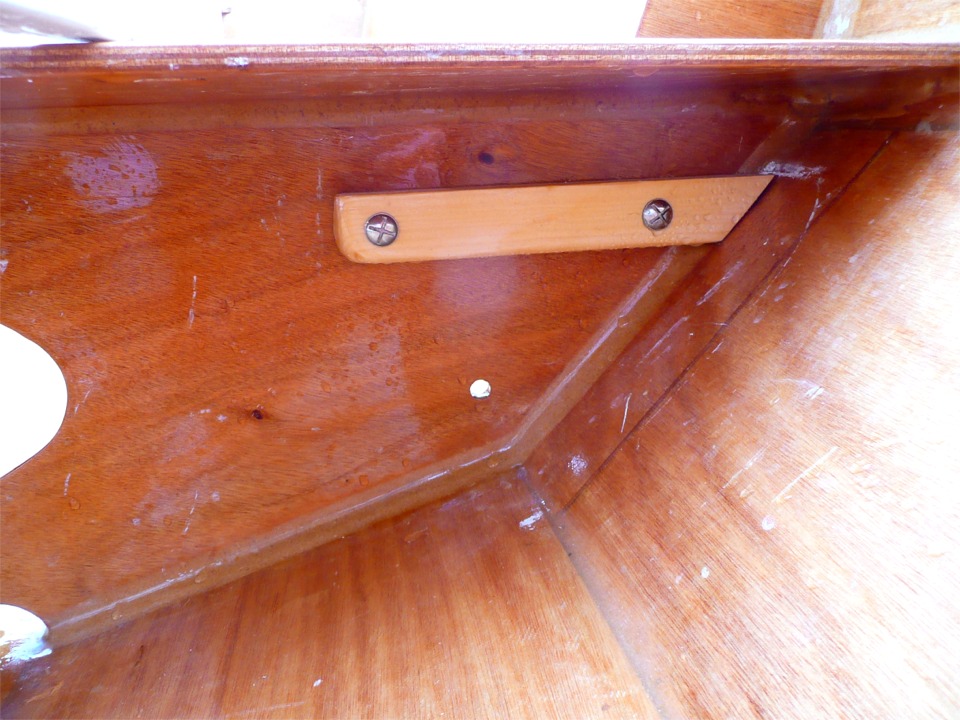 Les extrémités des bancs reposent sur des tasseaux vissés et collés sur les membrures. 