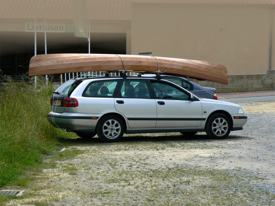 Rappelez-vous de cette élégante coque de canoë à clin partie en juin dernier vers Strasbourg. C'était un Sassafras 16, en version "prêt à peindre". 
