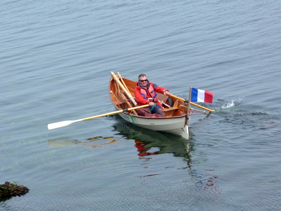 Didier aux avirons sur Chasse-Marée. On distingue sous son bras gauche la plateforme et l'une des roues de son chariot de mise à l'eau.