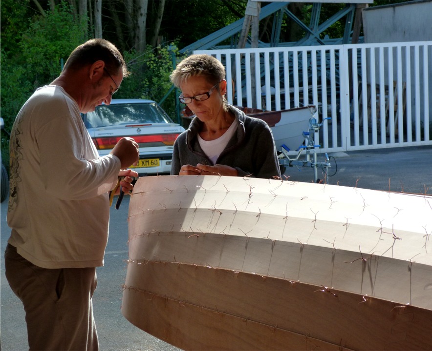 En août, Annick et Emmanuel sont venus construire leur Yole de Chester à l'atelier. 