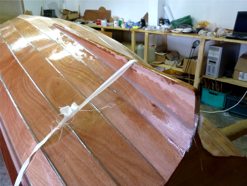 Nous ajouterons ensuite en deuxième couche des rectangles de tissu de verre de plus grande surface pour renforcer encore la partie arrière de la fixation de l'aileron, là où les contraintes transmises à la coque seront les plus importantes. 