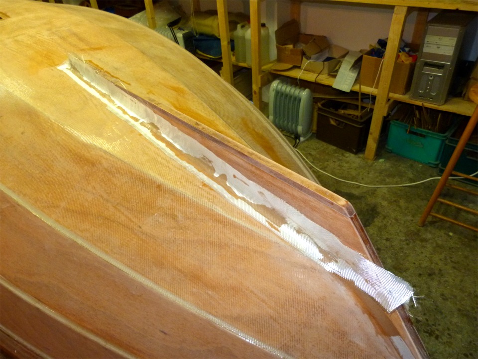 Je pose les bandes de fibre de verre qui vont renforcer les gros joints-congés qui renforcent le collage de l'aileron. 