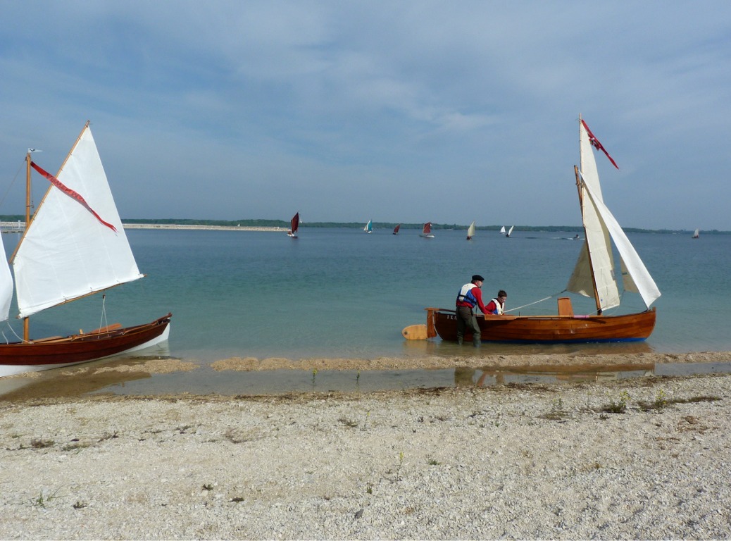 La flottille s'étale au second plan, derrière Cap93 au premier plan à gauche et Txakoli à droite. 