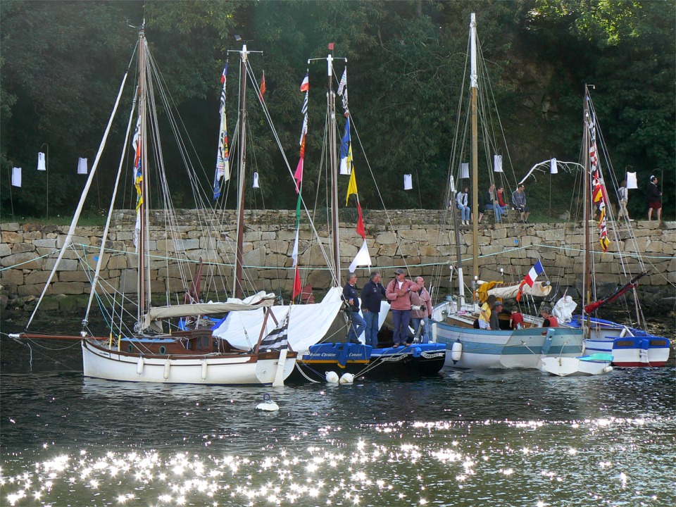 Sur la rive opposée, voici quelques uns des nombreux petits bateaux de plaisance traditionnelle. 