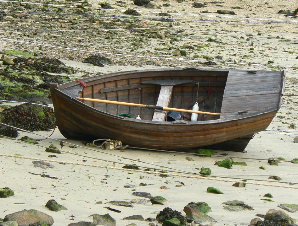 Image intemporelle d'un petit bateau de travail échoué sur son bouchain. 