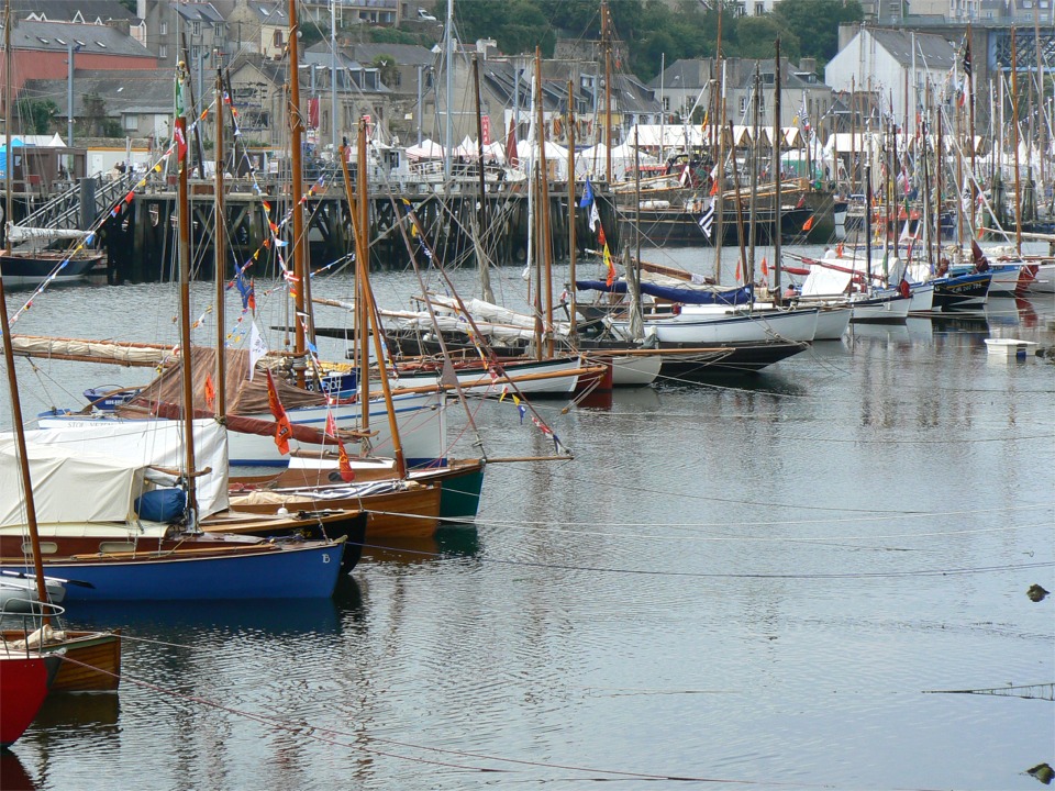 L'estacade vue depuis la rive opposée, avec les petits bateaux de plaisance traditionnelle. 