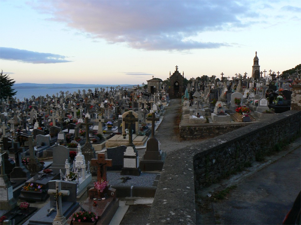 Et je finis sur cette image du cimetière qui domine Pors Melen : sans doute le cimetière avec la meilleure vue sur la mer... 