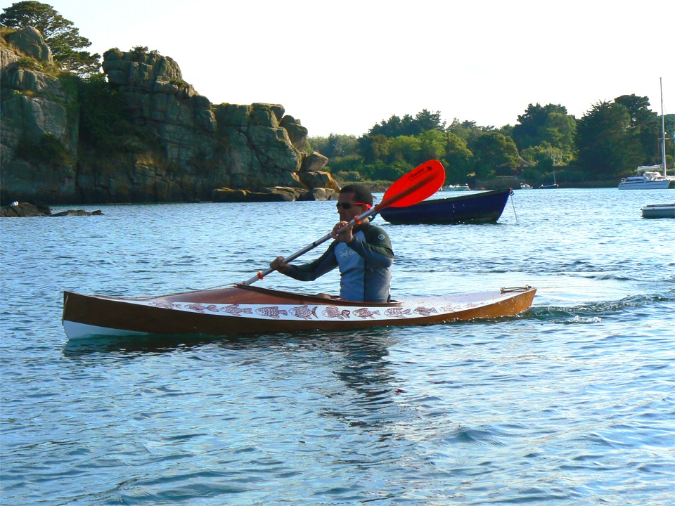 Je saisis Matthieu en fin de virage : le sillage du Wood Duck montre qu'il vient de tourner très court, ce qui est totalement interdit aux kayaks longs, sauf manoeuvre "exotique". 