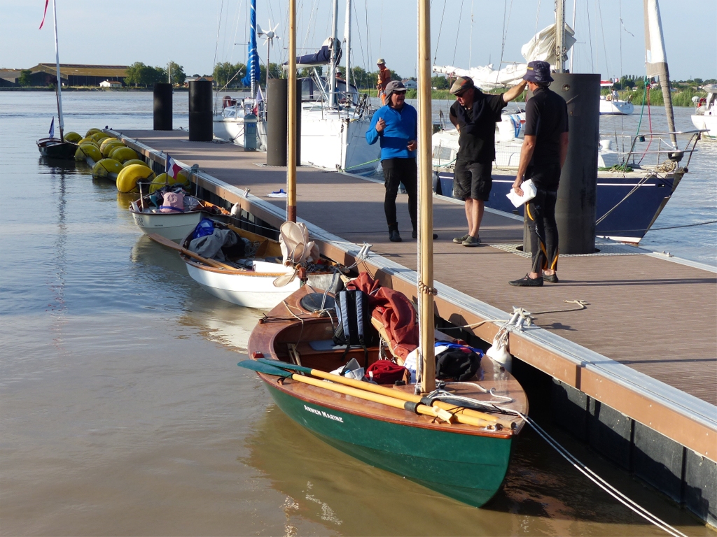Dernière image montrant les trois Skerry participant au Challenge et la Yole de Chester au ponton d'attente sur la Charente, à l'entrée du port de Rochefort. 