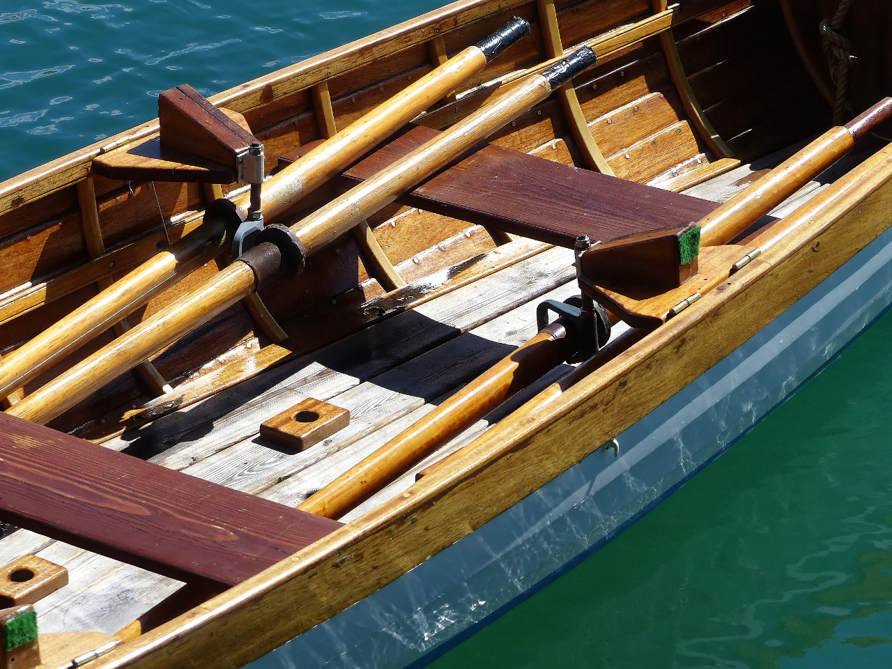 Je profite de la fin de matinée pour faire ces photos du système d'outriggers sur charnières d'un joli canot. 