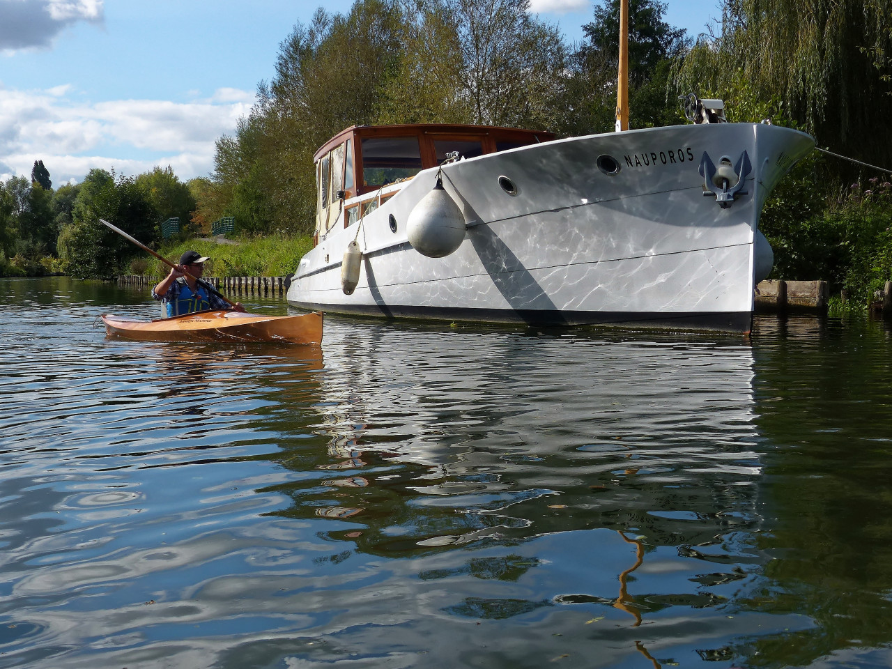 Le Wood Duck 12 devant le Nauporos : certes, tous deux sont des bateaux... Pour plus de détails sur le Nauporos, voyez sa page Facebook. Guillaume propose son bateau comme gîte fluvial mobile pour 4 personnes : plus d'infos ici ou encore ici.