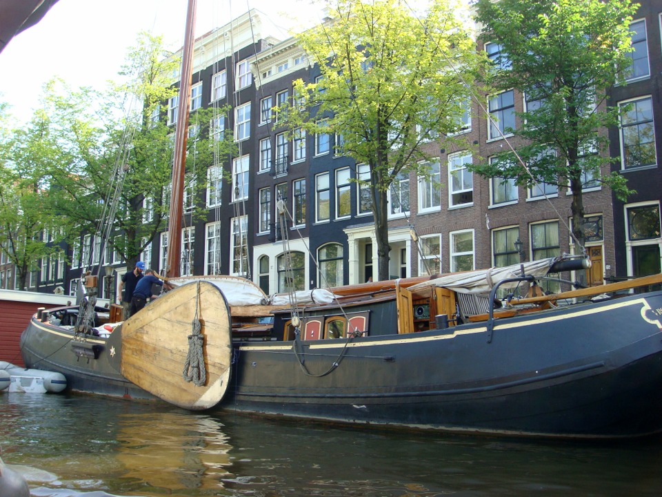 Toujours à Amsterdam, un ancien chaland à voile en tôle d'acier d'une vingtaine de mètres reconverti à la plaisance. Notez la taille de la dérive latérale, ce bateau remonte au vent pour de vrai (bien que ne faisant pas un près de compétition, pour ça il y le diesel) ! 
