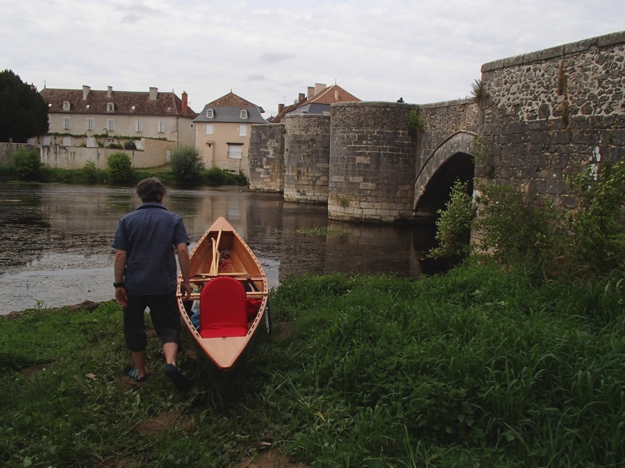 Mise à l'eau sans cale, une simple rive, herbeuse ou non, suffit... Le pont médiéval est aussi facultatif pour le bon déroulement de l'opération. 