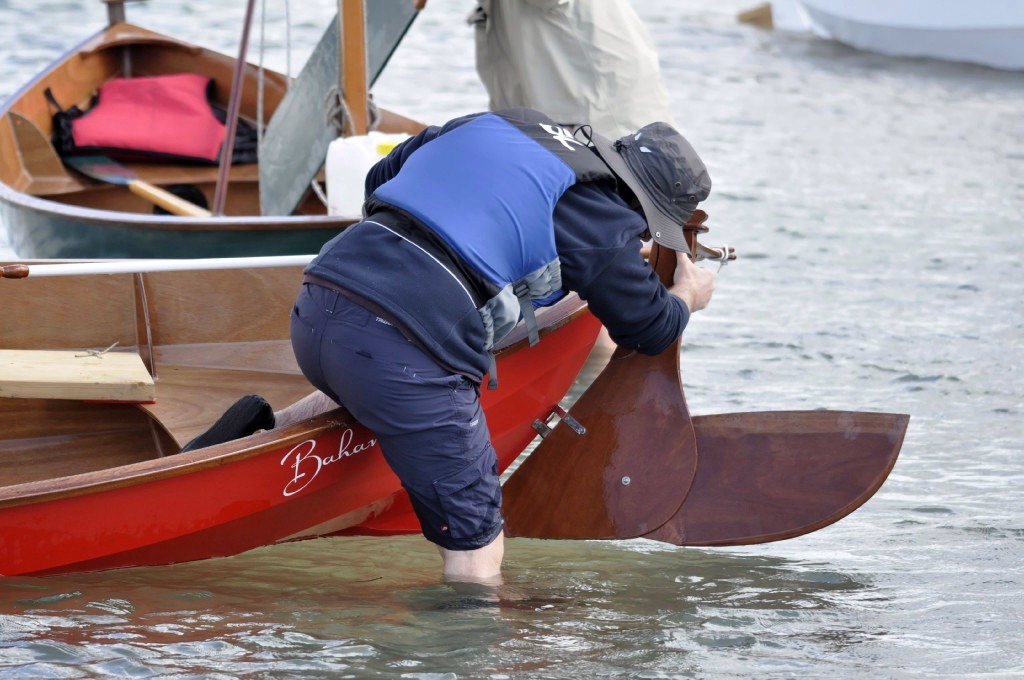 Benoît a l'avantage sur "Bahari" qu'il immobilise grâce à une prise assez technique "genou sur banc arrière"... En fait Benoît insère les aiguillots de gouvernail dans les fémelots de l'étambot, opération souvent technique sur un bateau flottant et volage. 