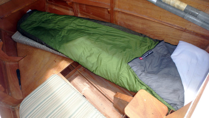 Vue de l'interieur de la cabine avec un couchage installé. Nous avons mesuré une longueur utile de 2.05 m sur cette couchette, qui est donc réellement utilisable. Image : J.F. Bédard. 