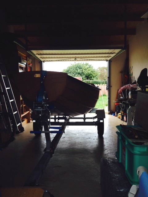 Et voilà le nouveau PassageMaker bien à l'abri au garage à Oléron, en attendant de recevoir ce printemps son vernis et sa peinture. 